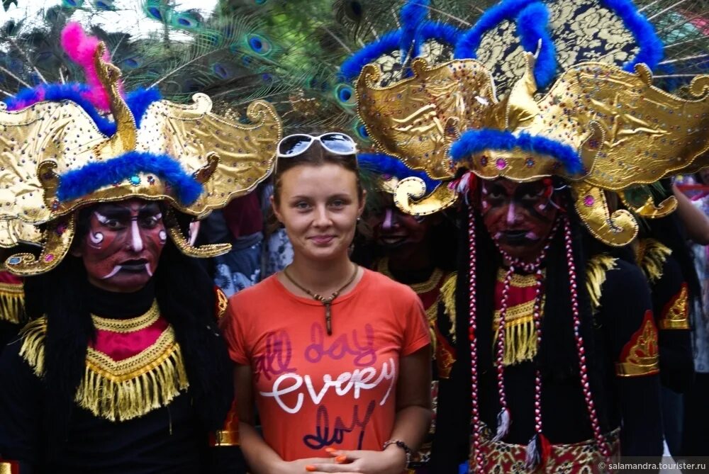 Парад маскарад. Венецианский карнавал италия 2020. Венецианский карнавал сан марко. Римские праздники карнавал. Венецианский карнавал туристы.