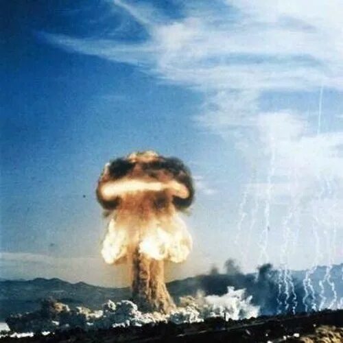 Ядерный взрыв в истории человечества. Ядерный взрыв Кастл Браво. Испытательный взрыв ядерного оружия в Кастл Браво (1954 г.);. Ядерный взрыв 1 Мегатонна. Ядерный взрыв 25килотонн.