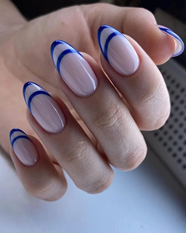 Френч новинка 2023. Двухцветный френч на миндалевидных ногтях. Синие овальные ногти. Френч на миндалевидных ногтях. Повседневный маникюр на миндальную форму.