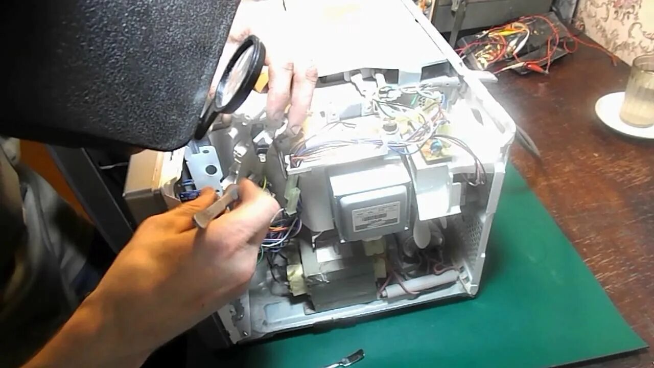 Разобранная микроволновка. Предохранитель в микроволновой печи samsung. Lg ms 1948v магнетрон. Mf 6588prfw магнетрон. Командоаппарат микроволновка самсунг.