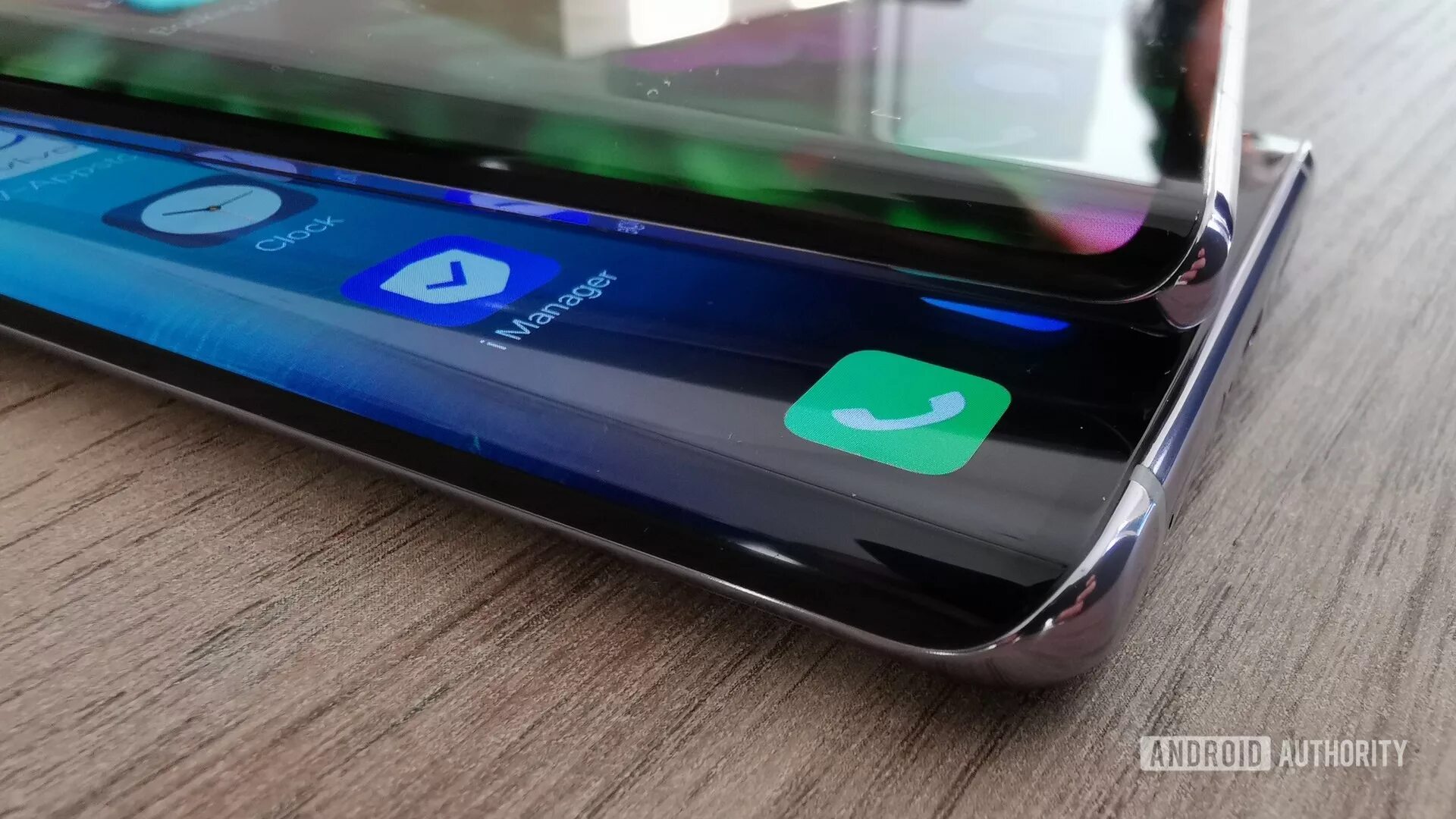 Гнутый самсунг. Vivo NEX 3 изогнутый экран. Samsung изогнутый экран смартфон. Oppo с изогнутым дисплеем. Телефон с выпуклым экраном.