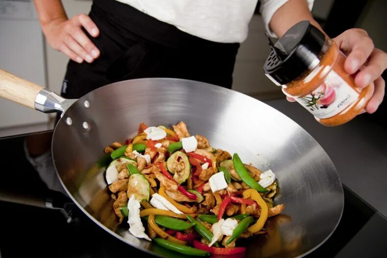 вок блюдо. сковорода вок обжаривание. Wok сковорода. готовка вока. сковородка с едой.