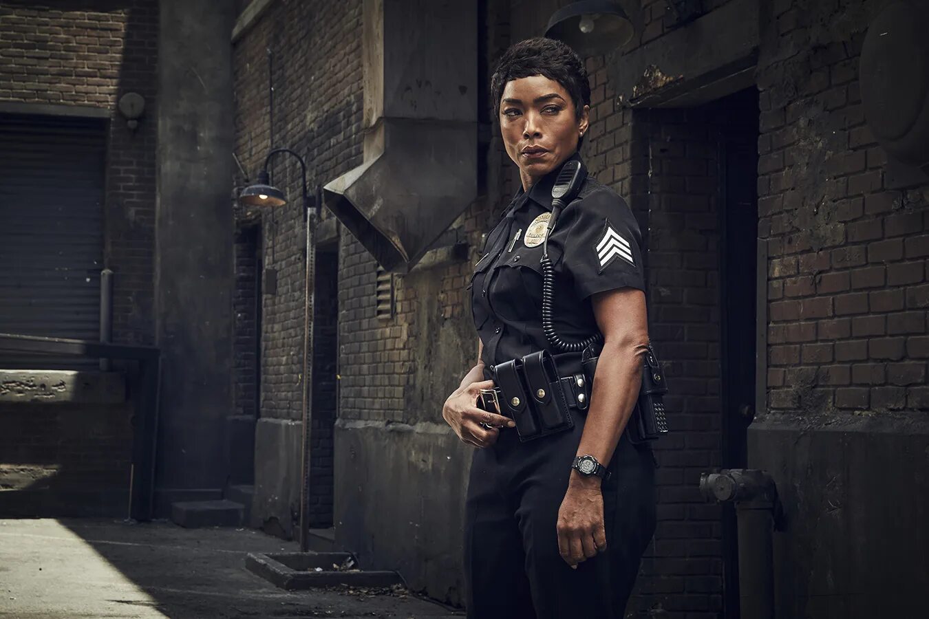 Покажи 9 1 1. Анджела Бассетт сериал 911. Сериал 911 Афина. Анджела Бассетт служба спасения. Анджела Бассетт сериал 911 2 сезон.
