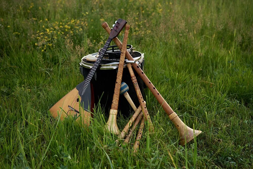 играющий на рожке. владимирский рожок духовой музыкальный инструмент. игра на жалейке. пастуший рожок музыкальный инструмент. рожечник на чем играет.
