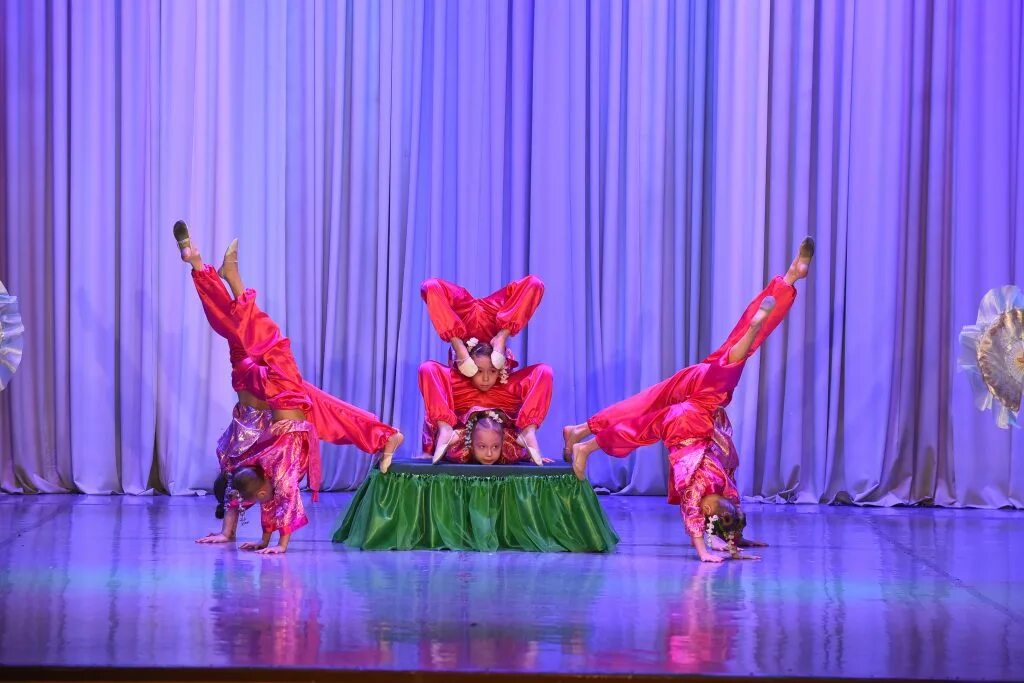 Студия оригинального жанра что это такое. Шоу гелиос тюмень. Световое неоновое шоу. Константин шерстнев колесо сира. Номер оригинального жанра.