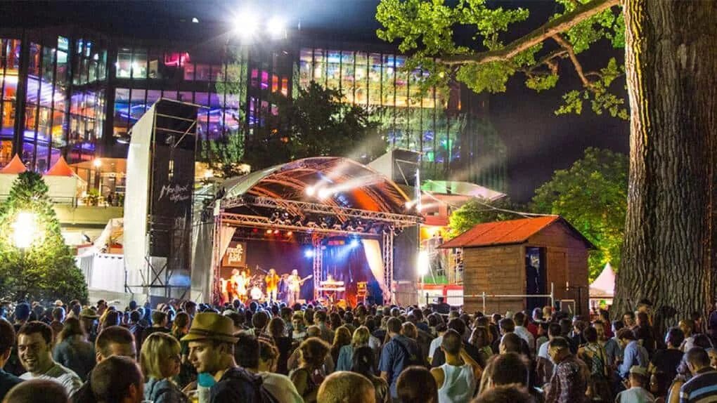 Montreux jazz festival. Montreux jazz festival. Монтрё фестиваль смеха. Фестиваль джаза в монтре. Джазовый фестиваль в монтре.