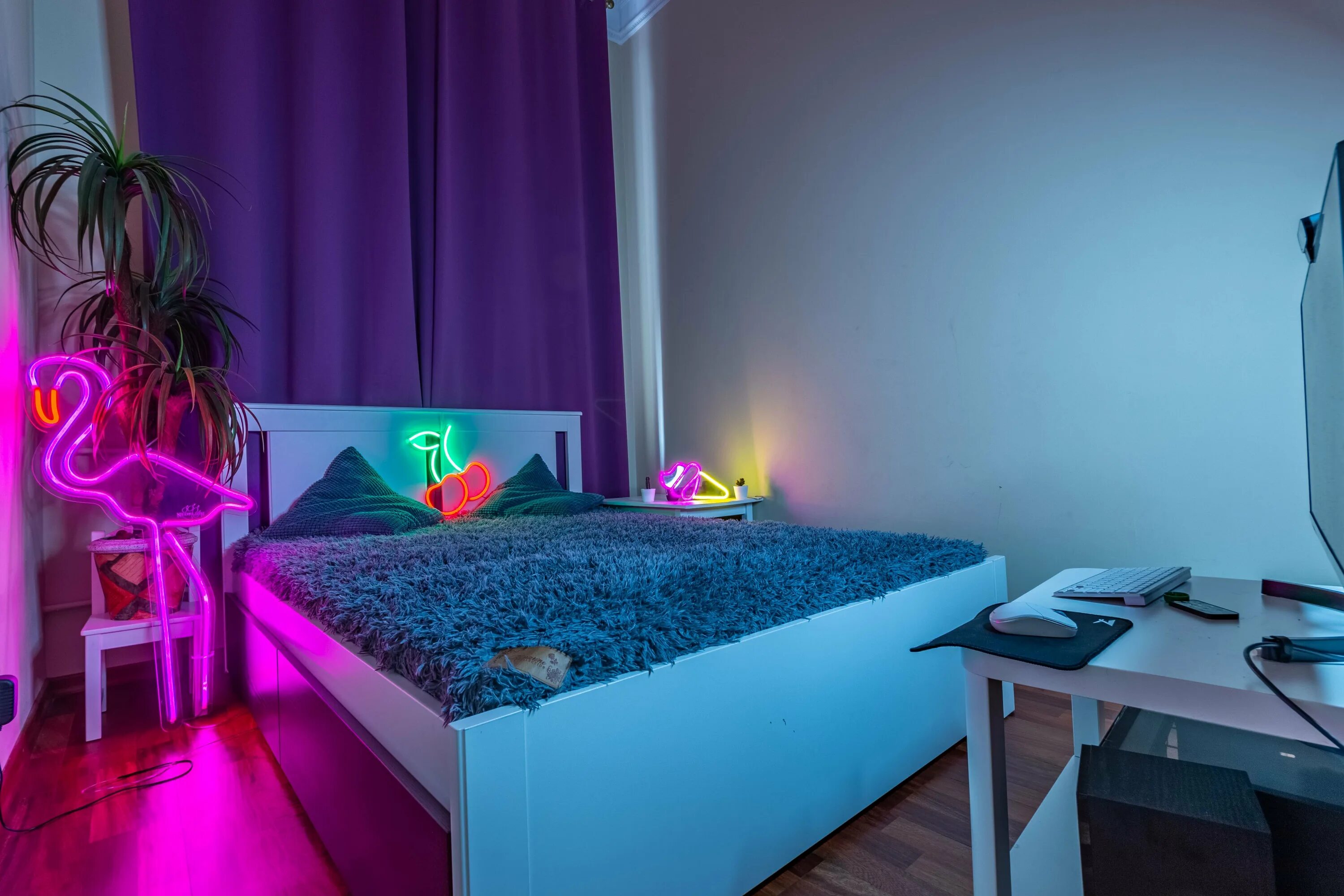 Красная подсветка в спальне. Офигенные комнаты. Кровать неон. Ргб подсветка для комнаты. Неоновая подсветка кровати.