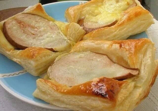 Груша с сыром в тесте. Киш лорен с грушей и горгонзолой. Фрукты в слоеном тесте. Слоеное тесто груша горгонзола. Тарт с грушей и горгонзолой.