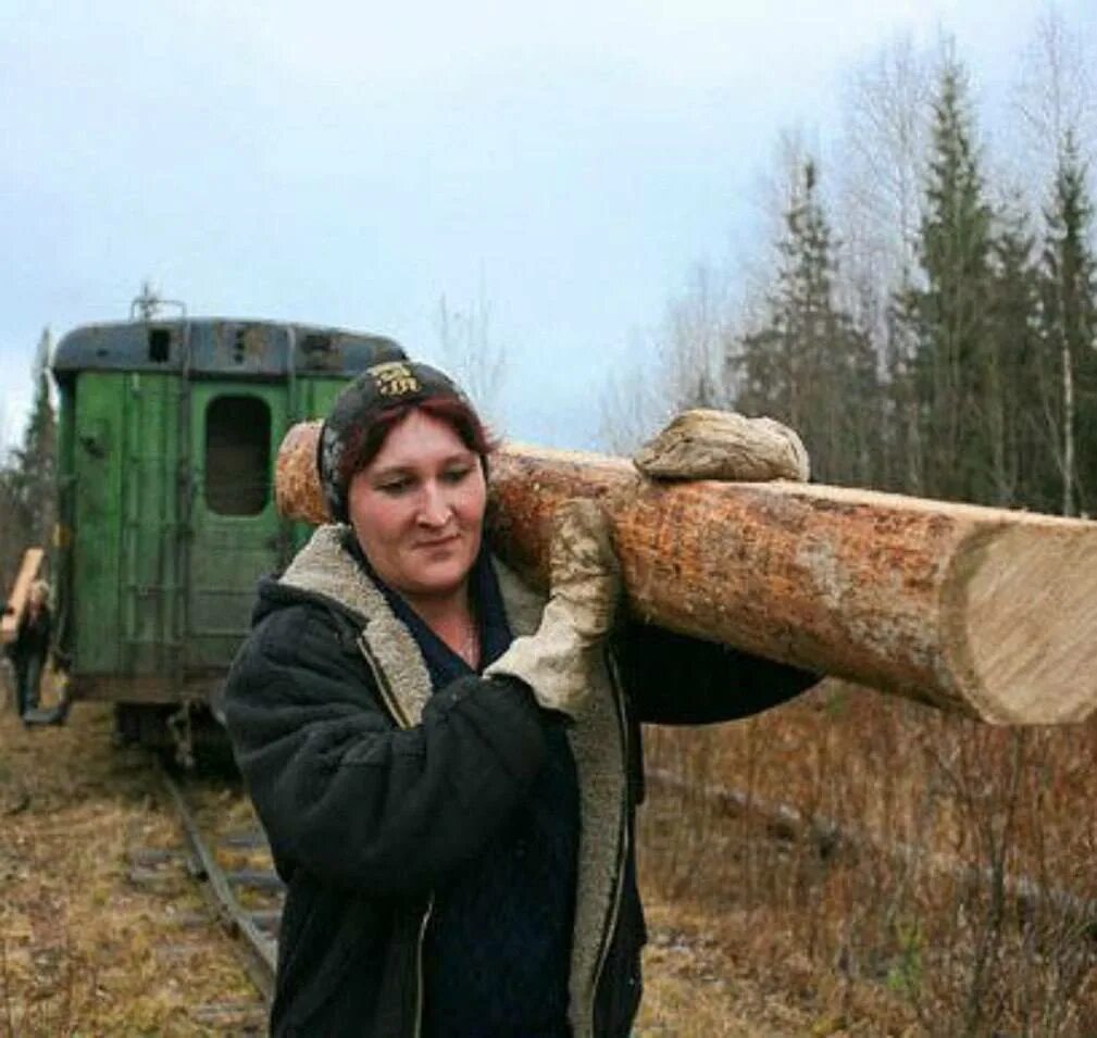 Суровые девочки. Суровые русские женщины. женщина с бревном. баба со шпалой. женщина несет шпалу.