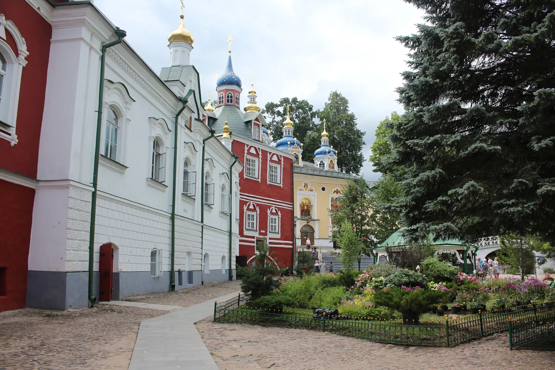 Печоры Псков достопримечательности. Печоры псковские певчие. Печеры гостиница у монастыря. Печоры Санкт Петербург. Печоры псковская область отзывы