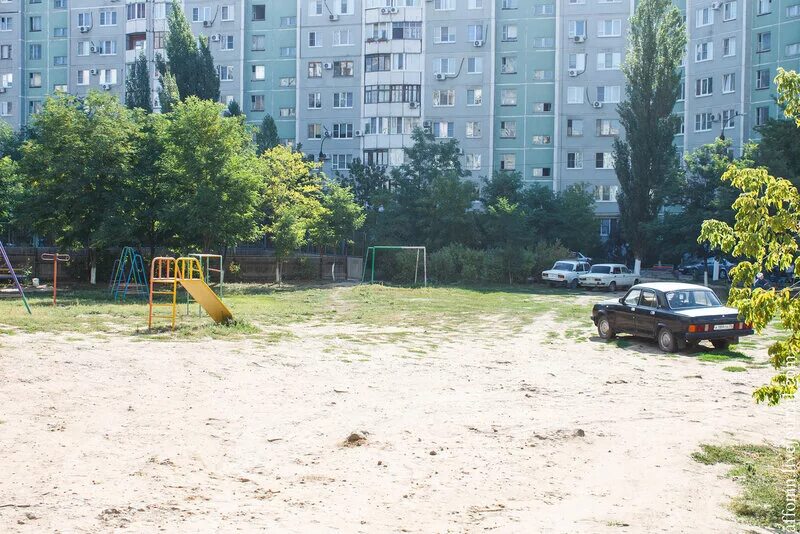 Волгоград дворы. Зеленые дворы спб. Волгоградская 180 екатеринбург. Улица советская волгоград двор. Дом мира 13 волгоград.