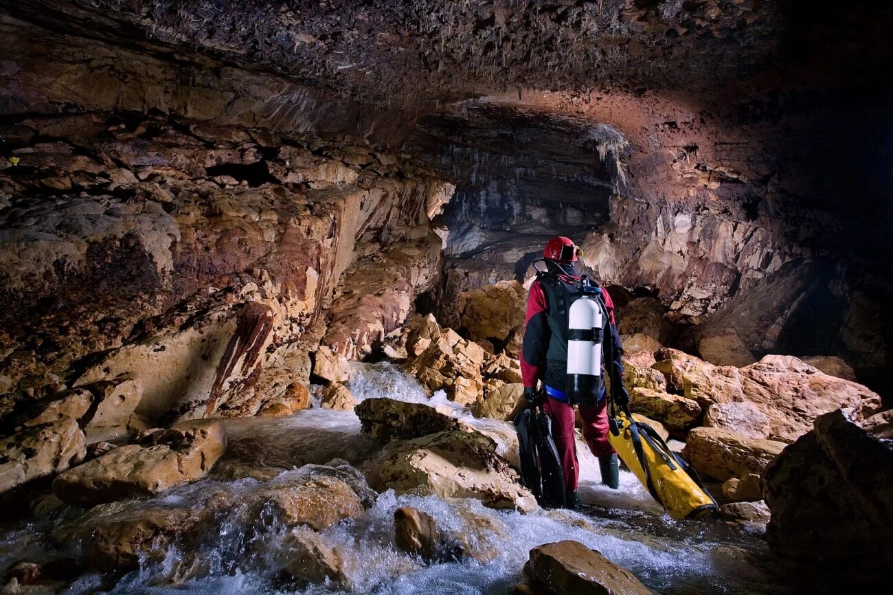 Спелеотуризм туризм. Спелеология профессия. Спелеология туризм. Спелеотуризм снаряжение. День спелеолога.