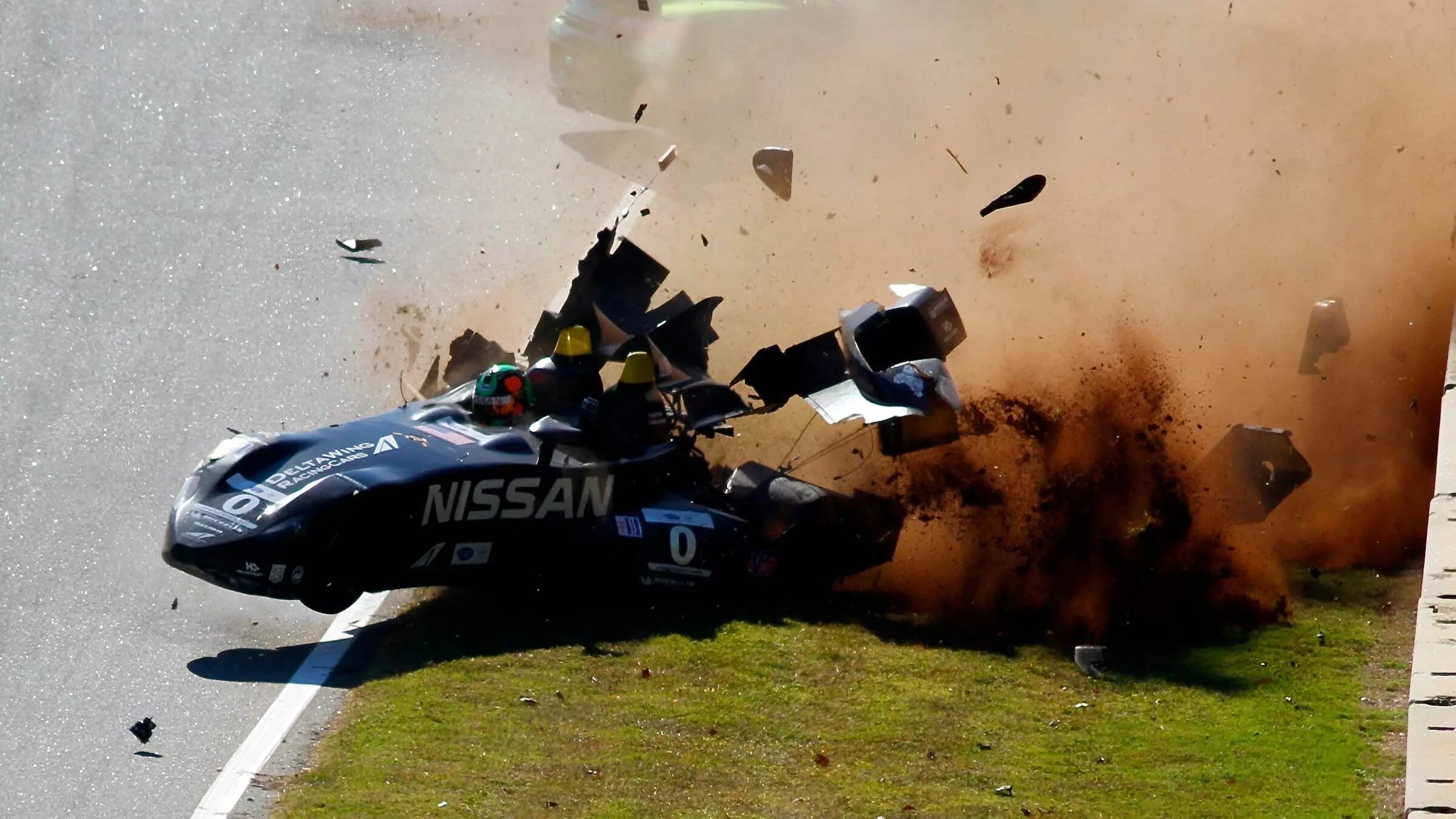 Попали в аварию когда гоняли на машинах. David Piper le mans crash. Гоночные машины аварии. Авария обои.