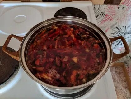 Кастрюля борща с мясом