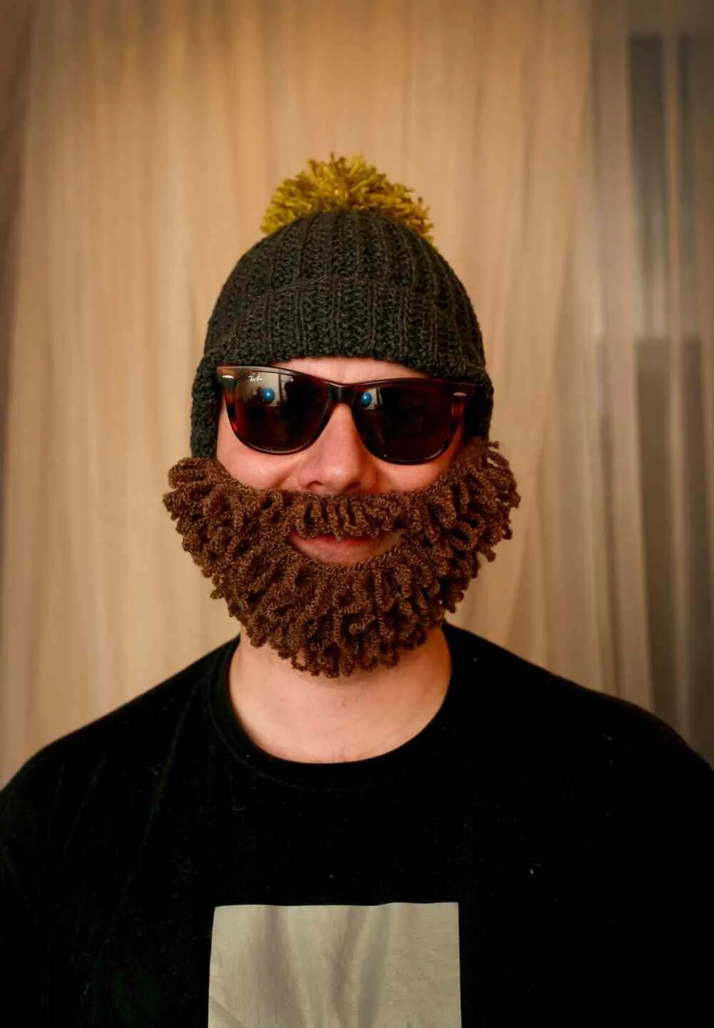шапка с бородой вязаная. борода из пряжи. ученый с бородой. длинная борода. бородатый в шапке.
