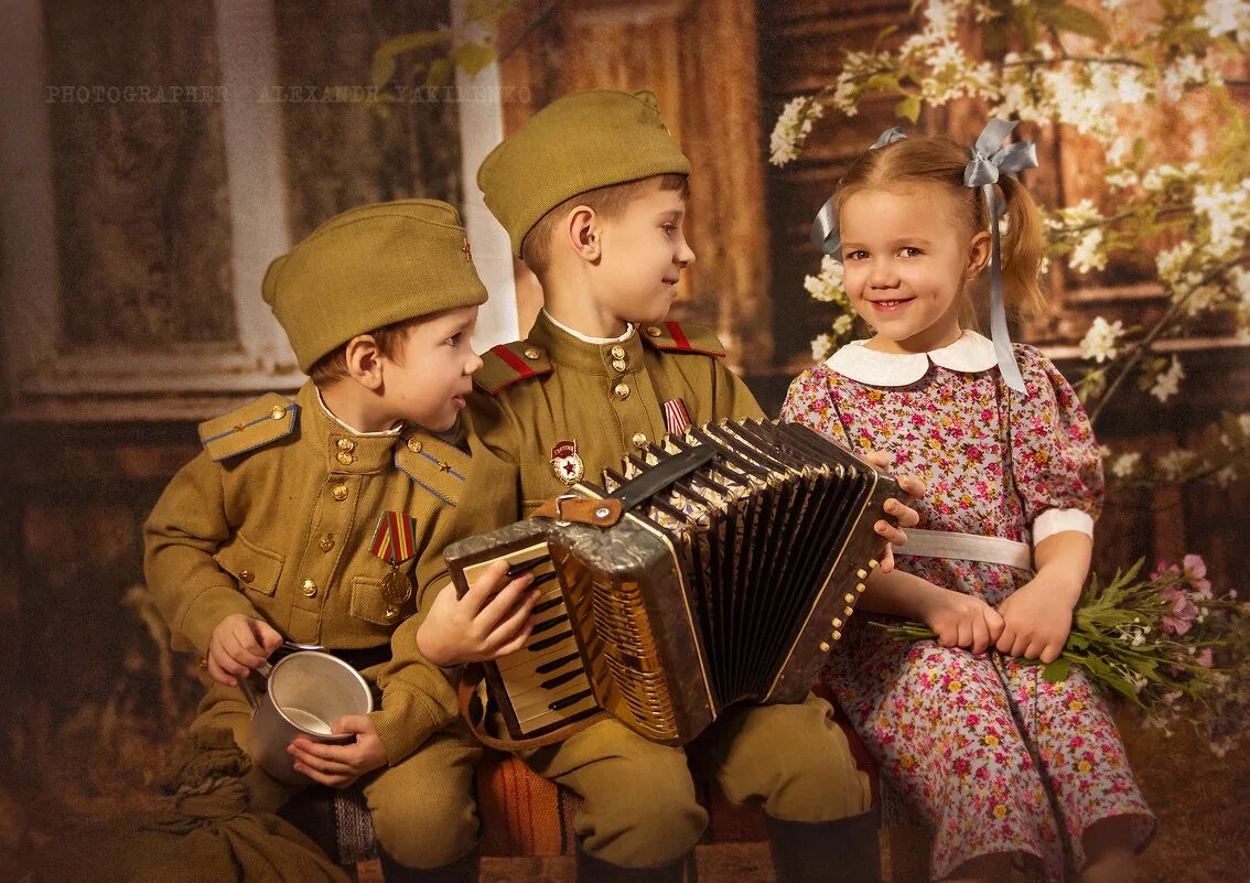 Детские песни о войне слушать. Военный с ребенком. День Победы для детей. Дети поют о войне. 9 Мая дети.