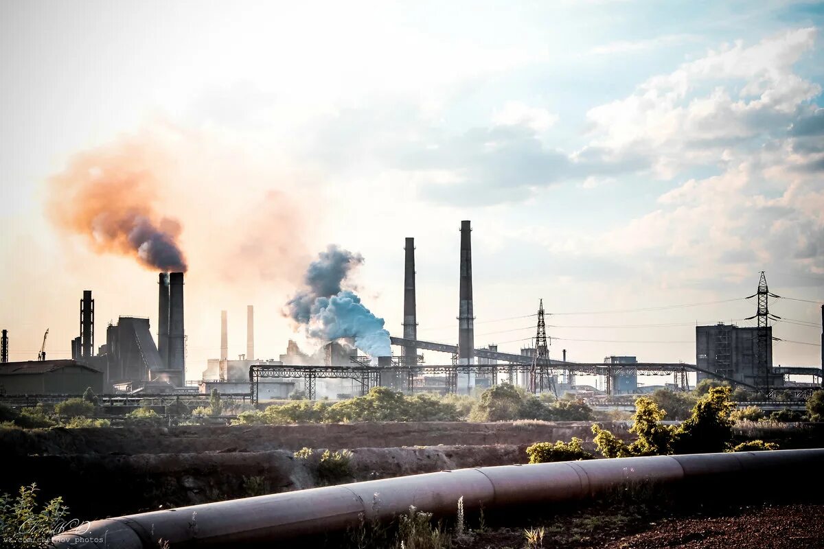 без индустриальный. промышленный ландшафт. завод интерьер. заводские трубы. производственный цех.