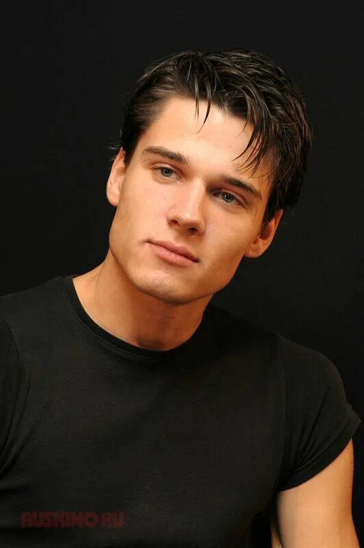 Миша колинз молодой актер. Энрике иглесиас 2021. Станислав бондаренко. Хартнет 2022 джош хартнетт. Молодой российский актер брюнет.