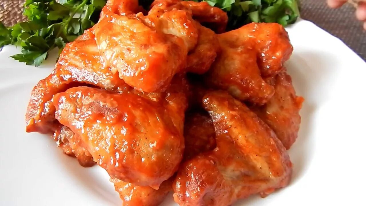 Куриные крылья барбекю. Куриные крылышки на сковороде. Сочные куриные крылышки. Сочные куриные крылышки. Курица в соевом соусе в духовке.