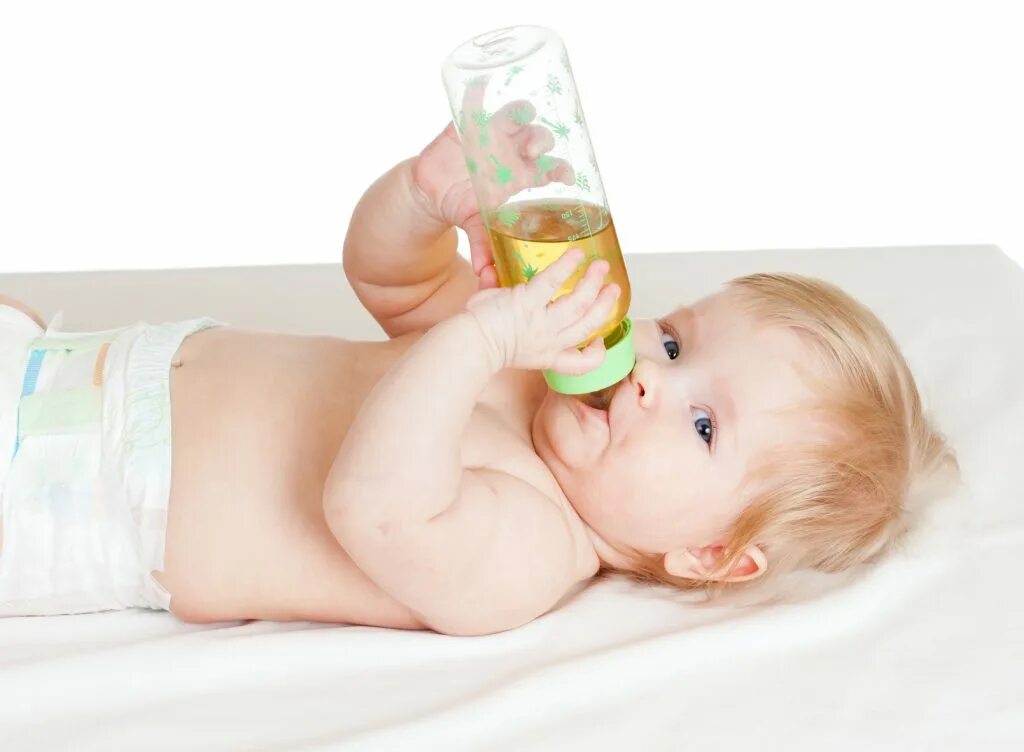 Новорождённых дети запор. Питье для новорожденного ребенка. Малыш пьет. Фитотерапия для детей новорожденных.
