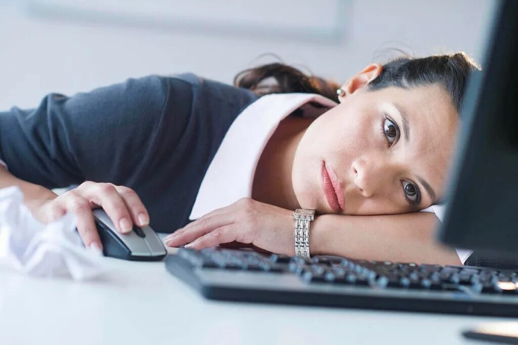 Постотпускная депрессия. Отдых на работе. Отдых после работы. Уставшая женщина за компьютером.
