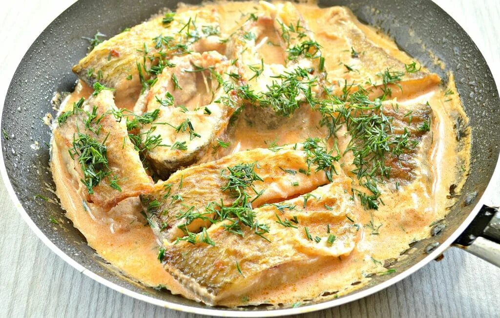 Минтай в сметанном соусе на сковороде. Минтай в сметане с луком и морковью. Рыба запеченная в сметане. Рыба в сметанном соусе на сковороде. Жареные караси в сметане на сковороде.