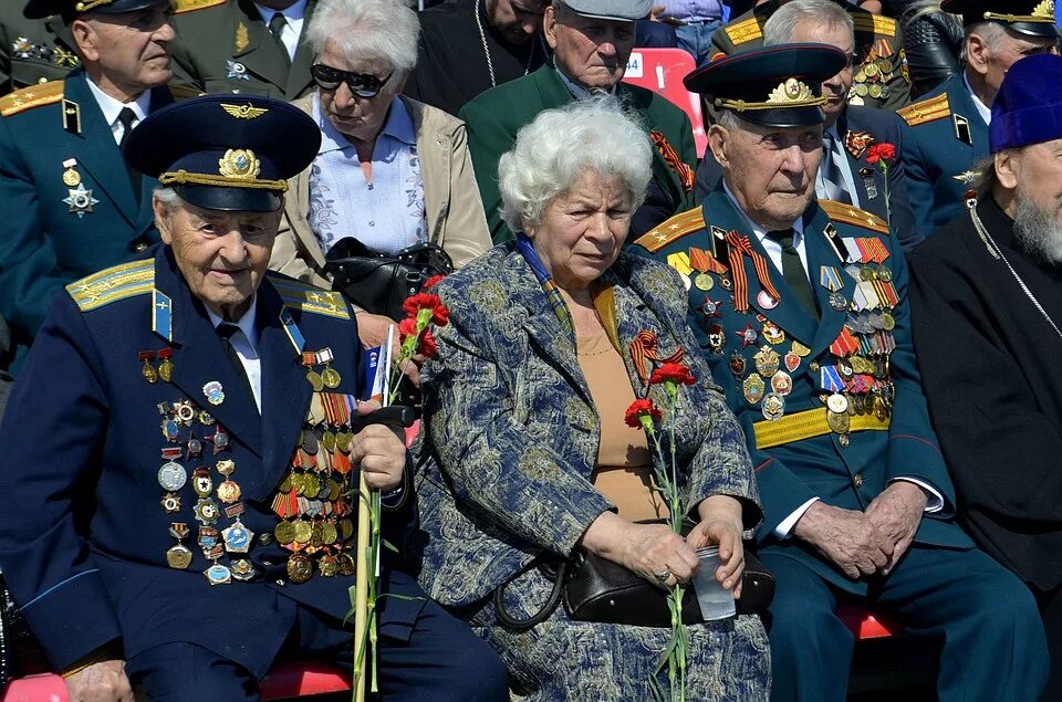 Ветераны с орденами. Ветераны великой отечественной войны на параде. Ветераны на параде победы. День победы ветераны. Ветераны идут на парад.