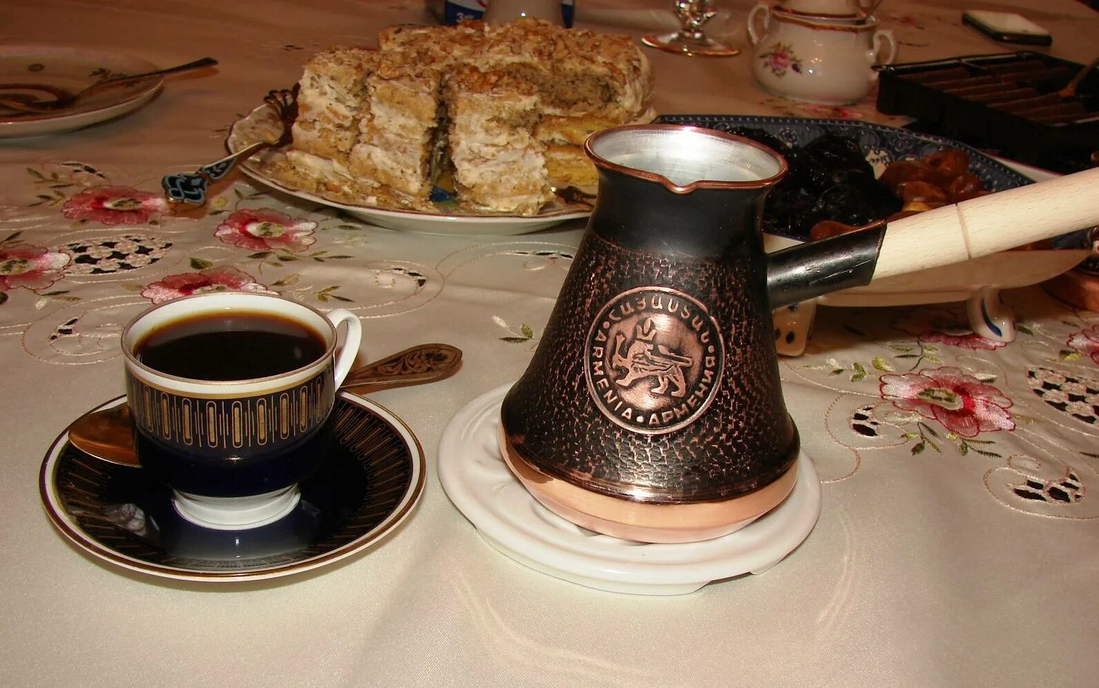 Кофе в армении. Кофе джезва Армения. Кофейня джезва Ереван. Турецкий кофе в турке 19 век. Армянская джезва для кофе.