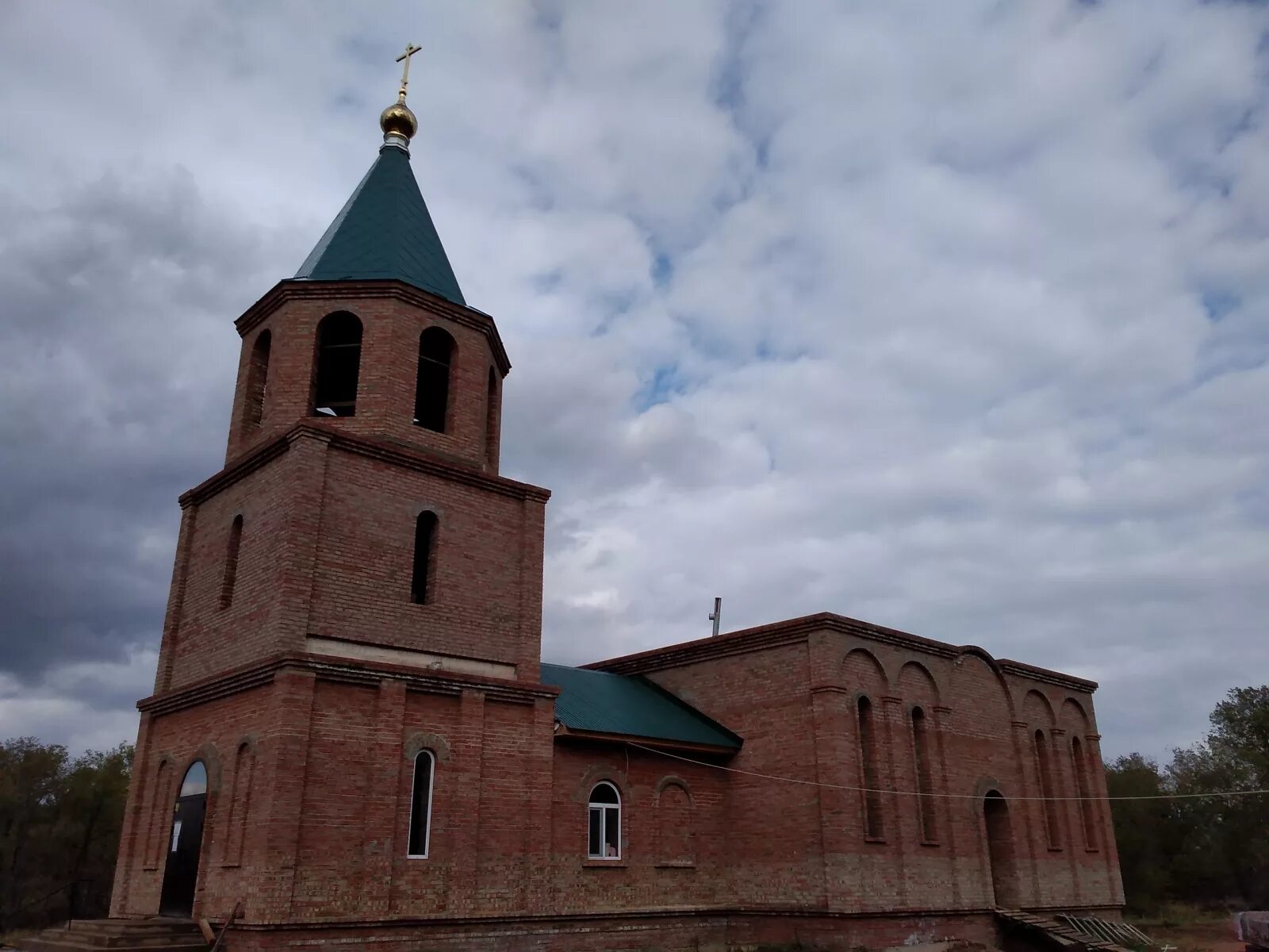 Пос первомайский оренбургской области. Храм Донгуз Оренбургский район. Донгуз Оренбургский район поселок. Первомайский Донгуз (Оренбургский район). Оренбург поселок Первомайский Донгуз.