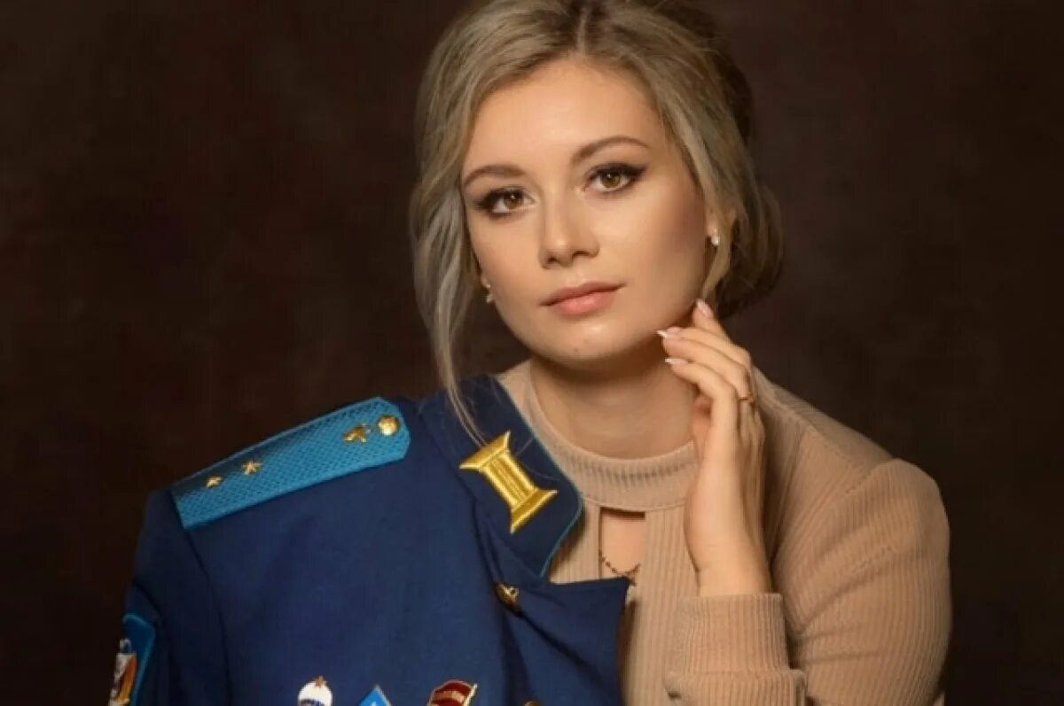 Wife hero. Жены военных фотосессия. Фотосессия жен военных в кителе. Жена героя. Фотосессия жены героев России.