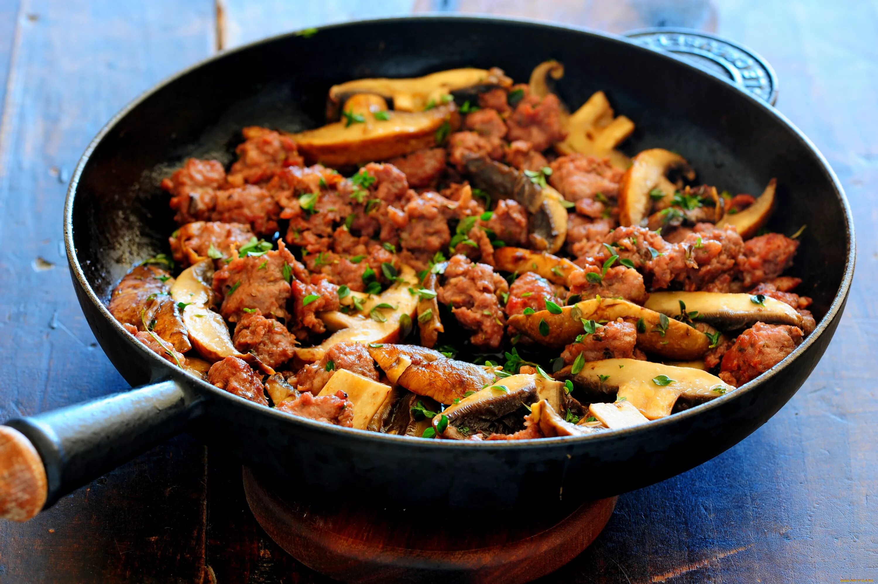 Жареное мясо с тестом на сковороде. Мясо на сковороде. Сковородка с едой. Жареное мясо на сковороде. Жаркое на сковороде.