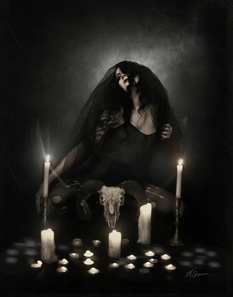 Что делать черная магия. Ведьма колдует. Готические свечи. Ритуалы ведьм. Колдовство темное.