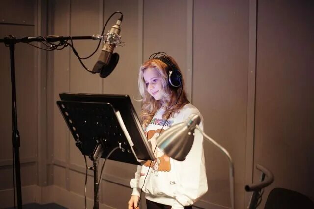 Кто озвучивает яндекс навигатор. Озвучивание яндекса. Актер озвучивающий навигатор. Яндекс переводчик видео. Озвучивание яндекса.