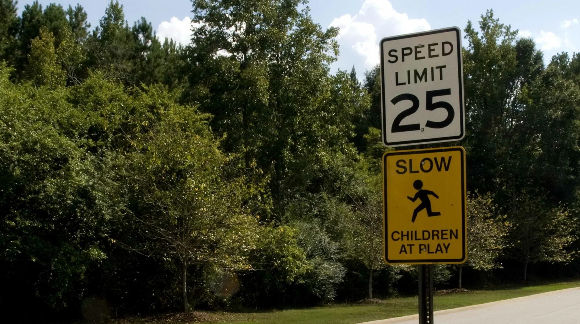 Speed limit is. Speed limits. ограничение скорости 25.
