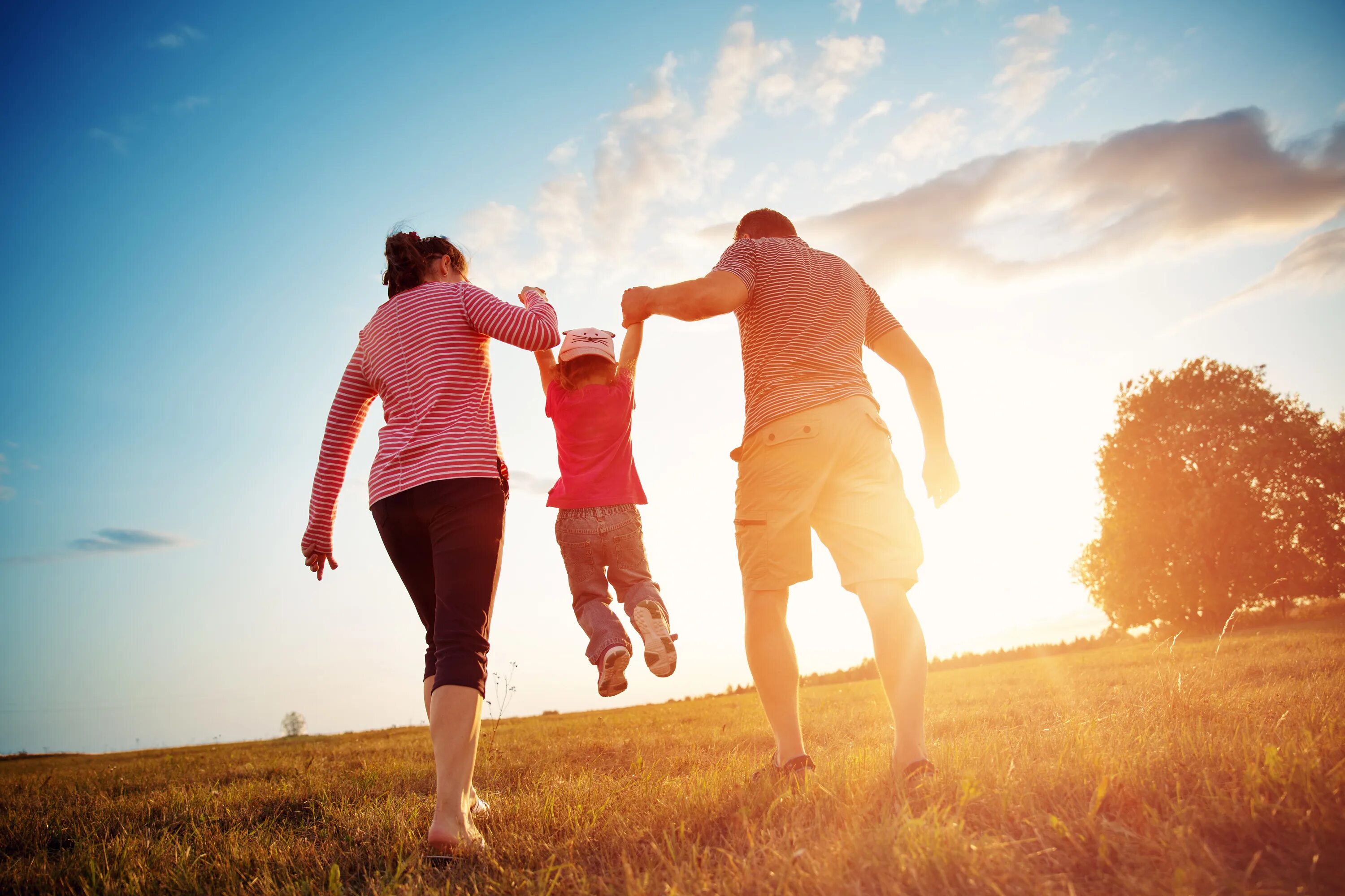 My best friends family. Семья. Семья идет за руки. Счастливая семья картинки. Семья любовь.