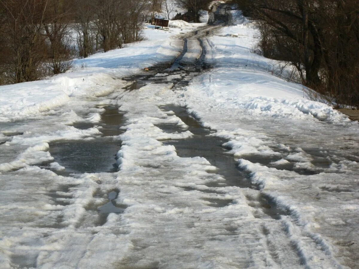 Снег весной на дороге. Тающий снег. Ручей весенний дороге. Весеннее таяние снега. Лужи зимой.