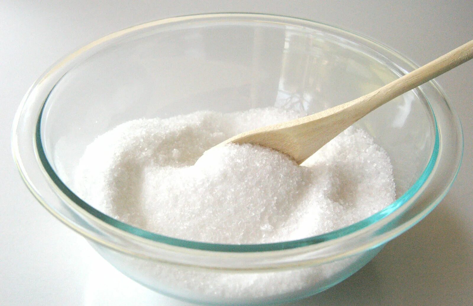 В каких блюдах используют соль. Соль. Соль в миске. Сахар в миске. Плошка с солью.