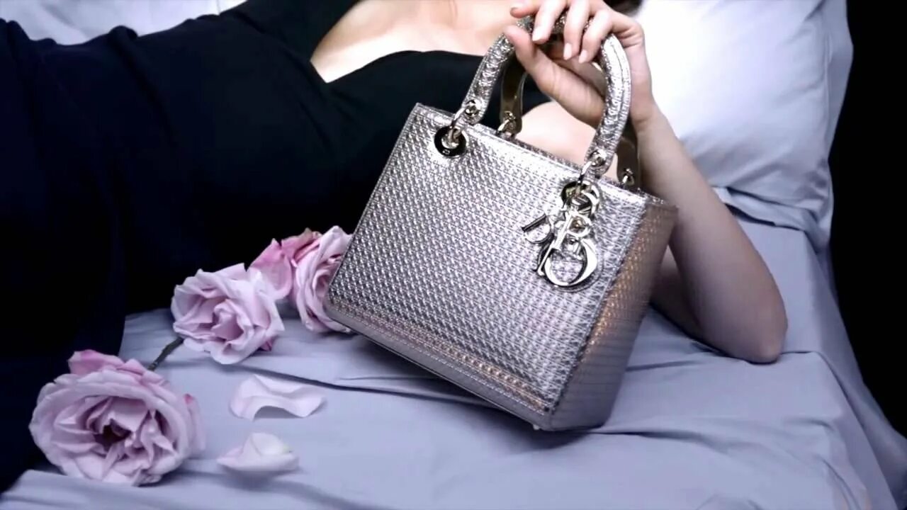 Сумка неприятно. Lady Dior Handbag 2022 Fashion. Красивые сумки. Девушка с сумкой. Сумка женская.
