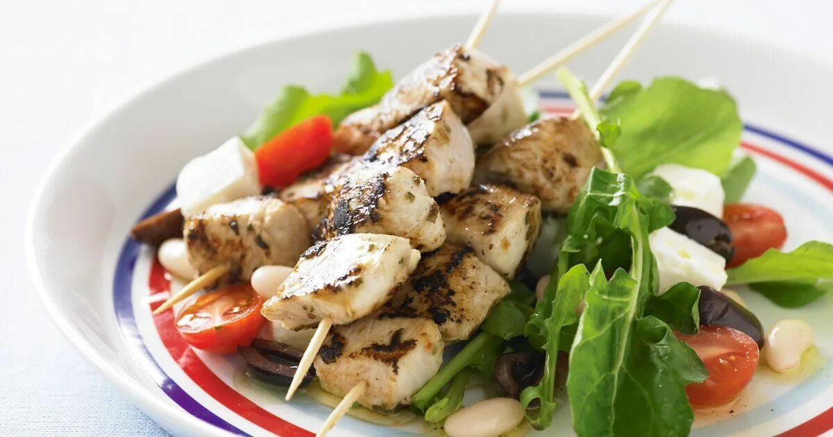 Салат из огурцов под куриный шашлычок кухня. Шашлык куриный. куриный шашлык с салатом. греческие шашлычки с салатом. салат с куриным шашлыком.