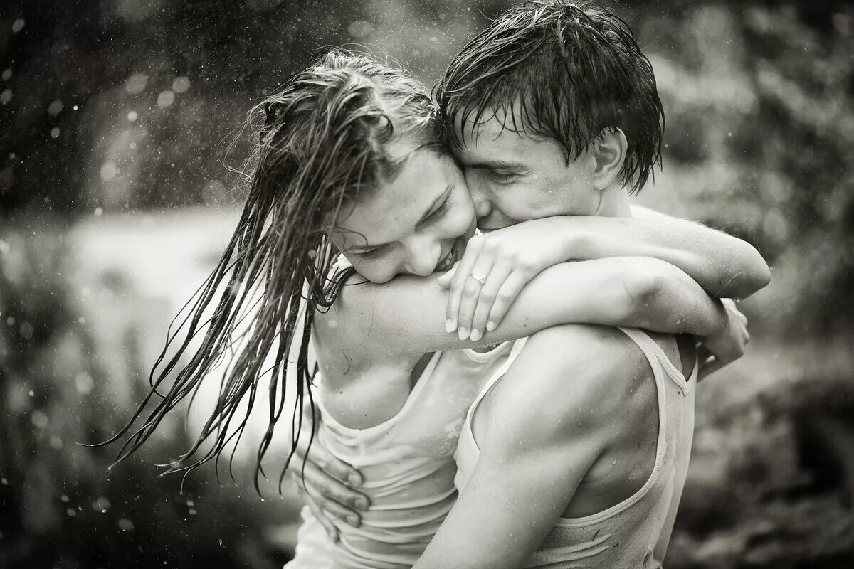 Песня дождь и двое в путь. Объятия влюбленных. Трогательные объятия. Влюбленные обнимаются. Нежность пары.
