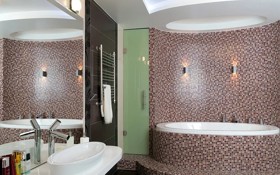 Мозаика в ванной комнате. Плитка мозаика для ванной комнаты. Отделка ванной комнаты мозаикой. Ванная комната отделанная мозаикой.
