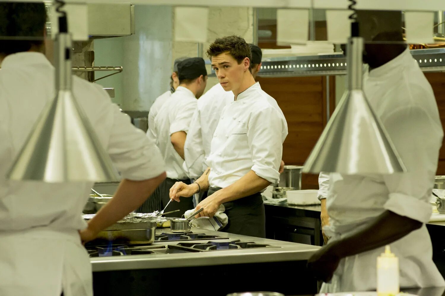 шеф адам джонс постер. адам джонс. шеф адам джонс фильм 2015. шеф адам джонс. адам джонс шеф-повар.