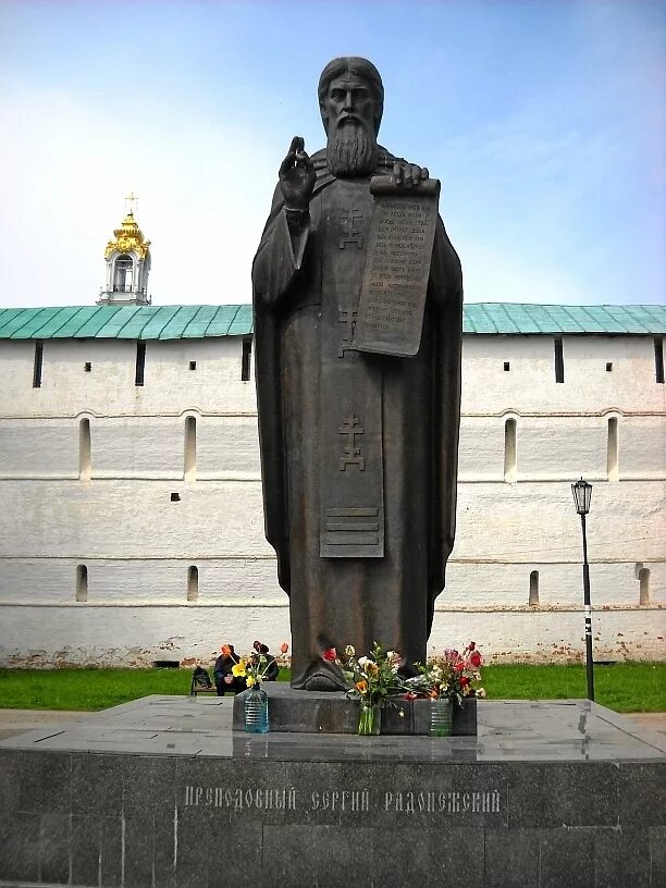 Житие сергия радонежского памятник век. Троице-Сергиева Лавра памятник сергию Радонежскому. Памятник преподобному сергию Радонежскому в Сергиевом Посаде. Город Сергиев Посад памятник сергию Радонежскому.