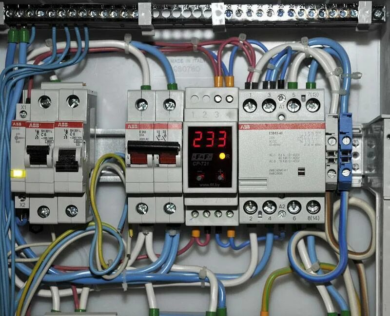 Подключить узо фаза ноль. Если поменять местами фазы. Поменять фазу на 380. Пакетный выключатель в щитке. Автомат выключатель на фазу и ноль.