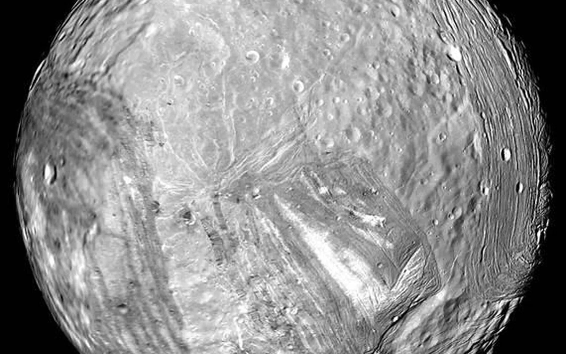 Миранда Спутник урана. Миранда Спутник урана поверхность. Миранда Спутник урана фото. Титания Спутник урана. Большой спутник урана