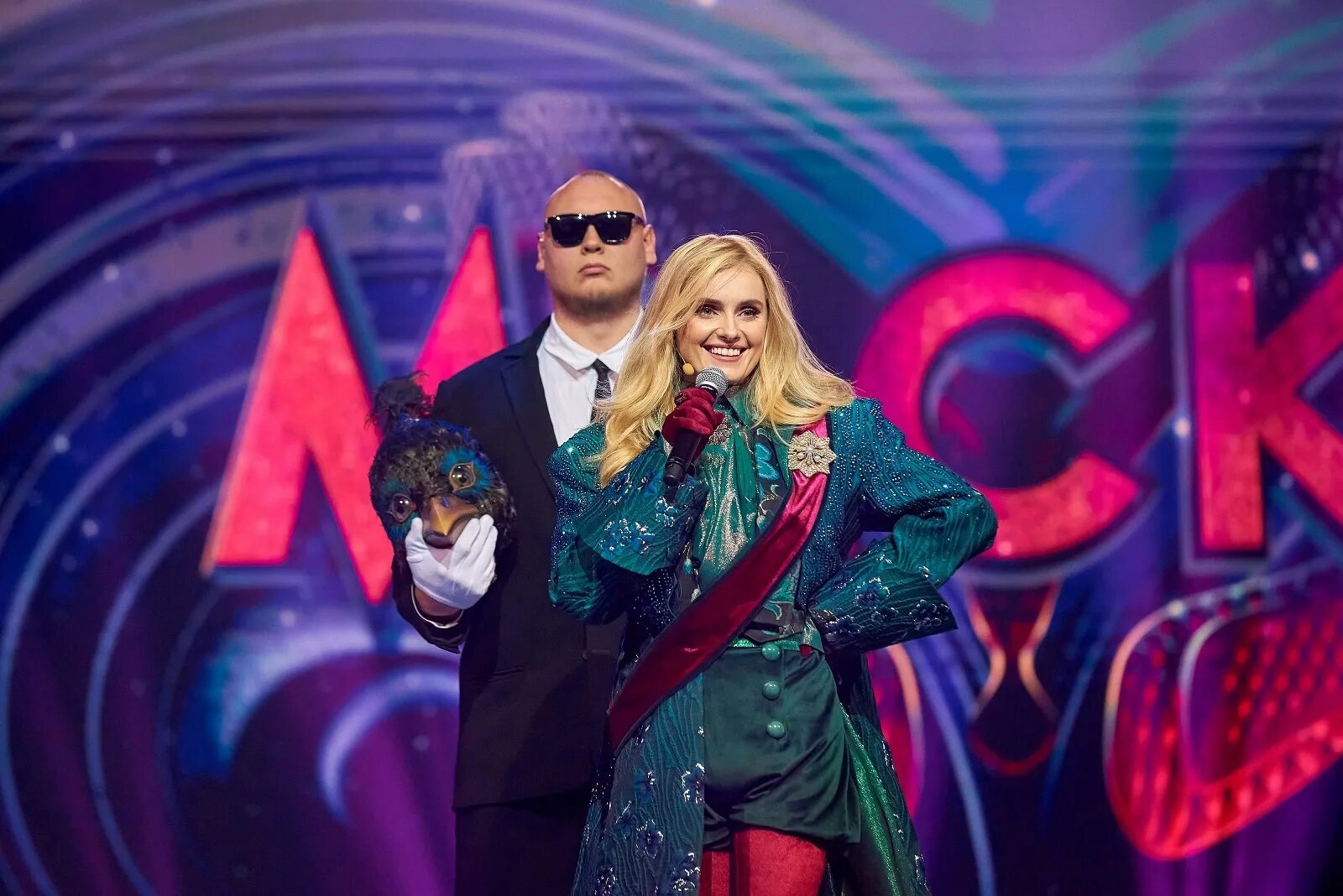 Маска шоу участники неваляшка. Маска пав. Маска с павлиньими перьями рисунок. Тоник себорегулирующий мирра. Маска.