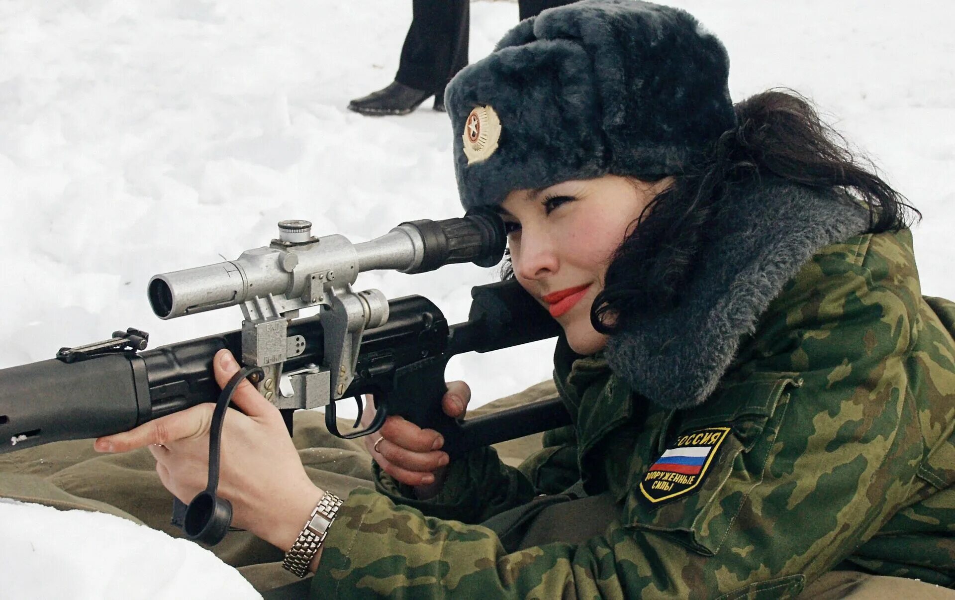 Красивая девушка снайпер. Женщины военные. Девушка стала снайпером. Девушка с оружием. Девушка снайпер.