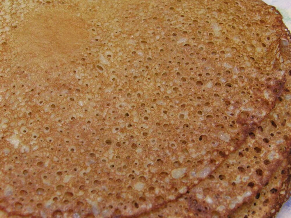 Тонкие ажурные блинчики. Кружевные блины на кефире. Блины с дырочками. Ажурные блины. Блины кружева.