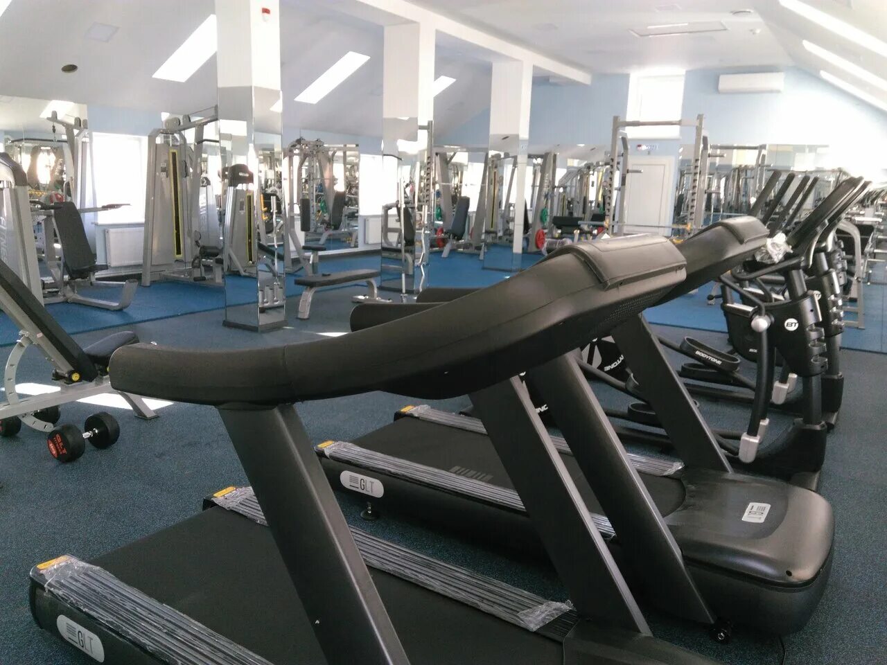 Jet fit домодедово фитнес клуб. Упражнения на силовой станции. Дом отдыха снегири спорткомплекс. Снегирь арена марушкино тренажерный зал. Фитнес станция v sport.