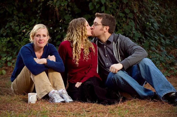 Колесо значение в отношениях и любви. Third wheel. third wheeling. пара и третье колесо. 3 колесо в отношениях.